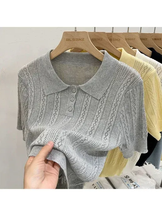 Женщина в вязаной рубашке с коротким рукавом