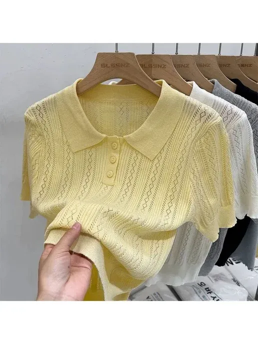 Женщина в вязаной рубашке с коротким рукавом