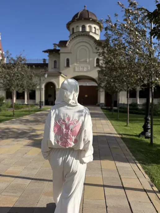 Велюровый костюм с гербом