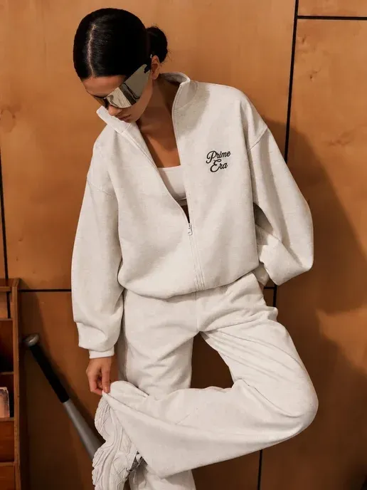 Спортивный костюм свободного кроя